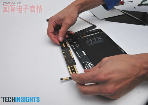 拆下iPad mini的主板。