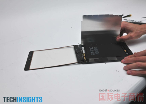 在揭開(kāi)顯示器后，就看到主電池和iPad mini的主板。