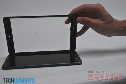 拆解iPad mini 覆蓋著(zhù)LCD顯示器的觸控屏幕玻璃