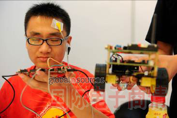 學(xué)生展示設計作品，用腦電波控制外部設備——基于FPGA的情緒檢測程序與相關(guān)智能寵物的開(kāi)發(fā)